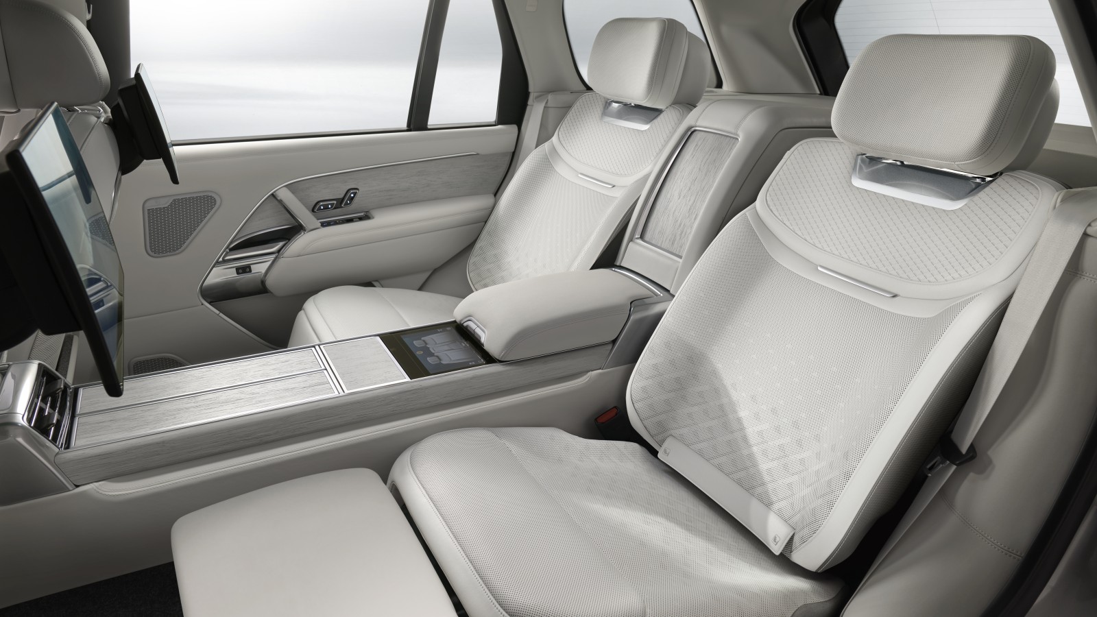 Range Rover SV Ultra Pushes the Flagship SUV Further Into Luxury Territory
